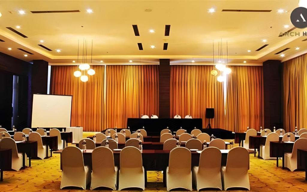 Arch Hotel Bogor Exterior foto